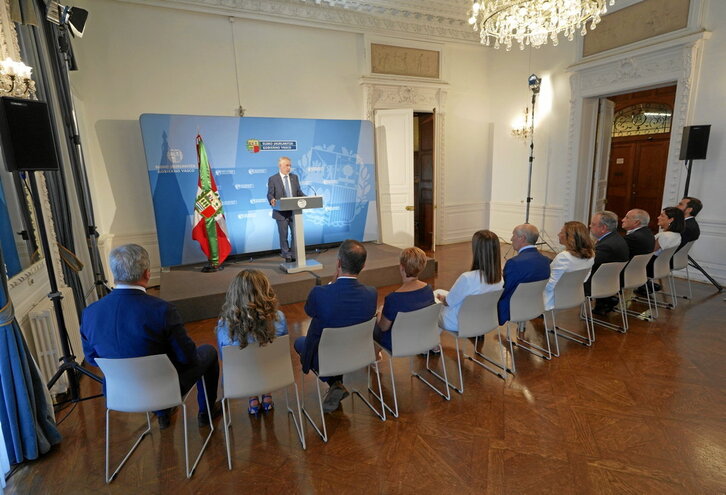 El lehendakari Iñigo Urkullu en la rueda de prensa posterior al Consejo de Gobierno, donde acudieron todos sus consejeros, incluidos los del PSE.