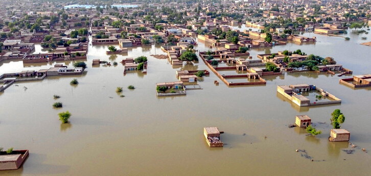 Vista aérea de una zona residencial inundada tras las fuertes lluvias monzónicas en la provincia de Baluchistán.