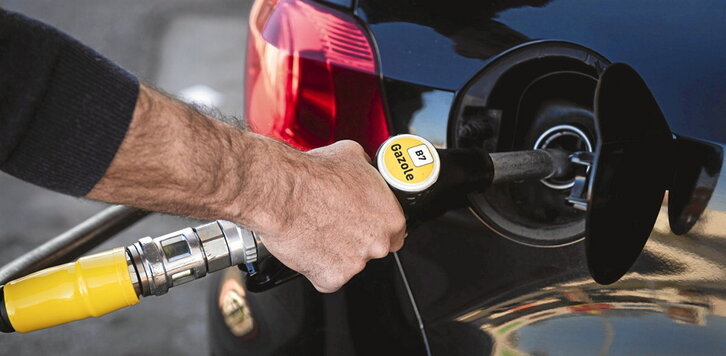 Bihartik urriaren 31ra arte 30 zentimoko deskontua izanen dute gidariek erregaietan.