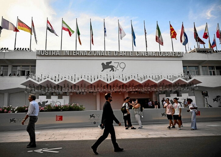 La actriz madrileña Rocío Muñoz Morales, maestra de ceremonias de la gala de inauguración, posa para la prensa.