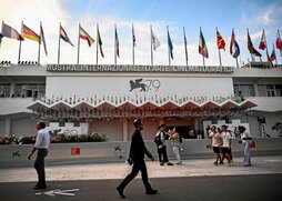 La actriz madrileña Rocío Muñoz Morales, maestra de ceremonias de la gala de inauguración, posa para la prensa.