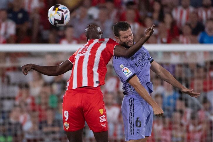 Umar Sadiq pelea con Nacho en su primer partido en Primera ante el Real Madrid.
