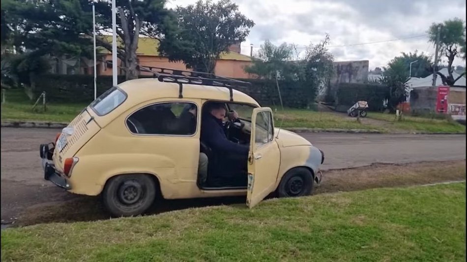 Yamandú Orsi sale de un Fiat 600 para saludar a los vecinos en un barrio de Melo, Urugay. (@OrsiYamandu)