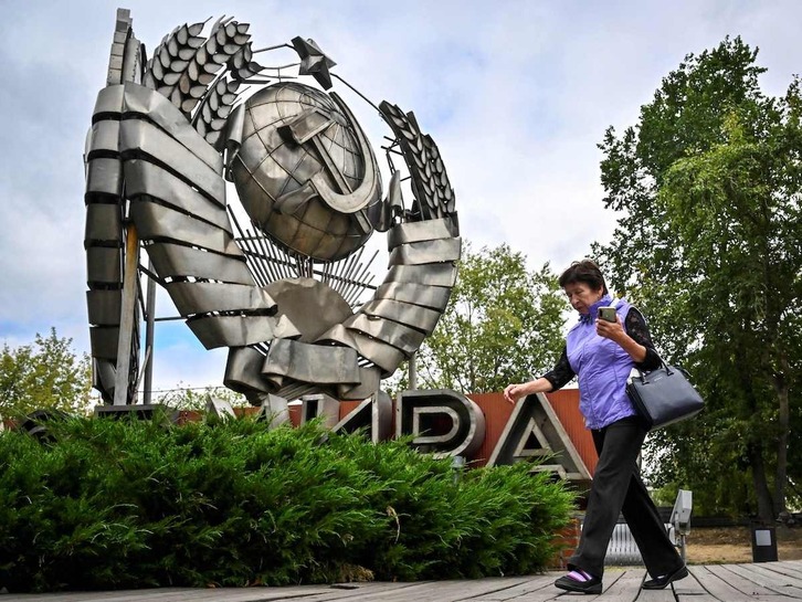 Escudo de la URSS en un parque de Moscú