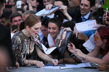 La presidenta del jurado, la actriz Julianne Moore, firma autógrafos durante la inaguración. 