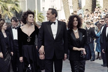 Gassman entre Fanny Ardant y Stefania Sandrelli a su llegada al Festival de Cannes en 1987.