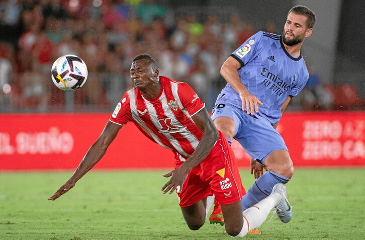 Umar Sadiq, con Nacho en su debut en Primera con el Almería contra el Real Madrid.