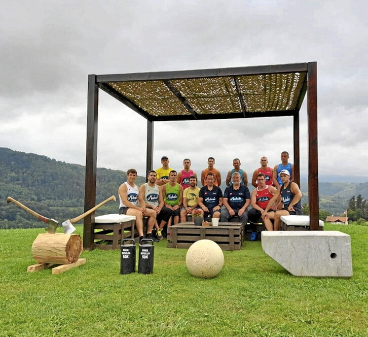 Kanporaketan arituko diren kirolariak, Katxina upategian.