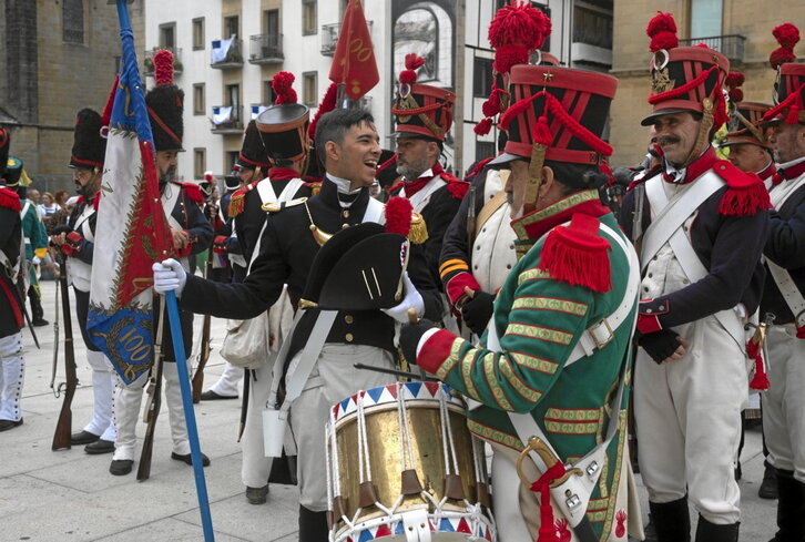 Arratsaldean desfilea egin zuten Donostiako Parte Zaharrean barrena.