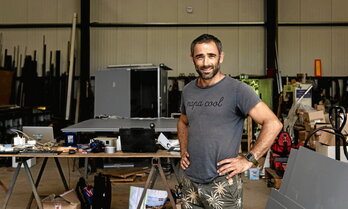 À Itxassou, Patrick Astruc (K-Caravane) travaille à un nouveau prototype de toilettes sèches.  Guillaume FAUVEAU