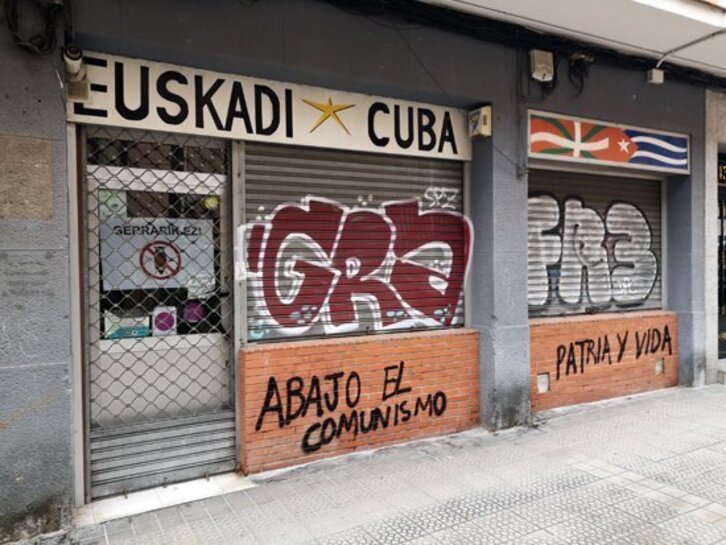 Pintadas en la sede de Euskadi-Cuba.