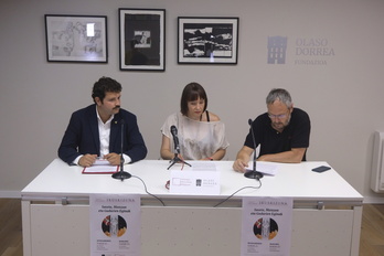 Peli Lekuona, Irati Jimenez eta Urko Aiartza, Bergarako Olaso Dorrean emandako prentsaurrekoan.