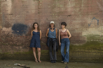 Silvia Munt, Alicia Falcó y Elena Tarrats en el rodaje de 'Las buenas compañías.