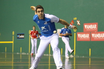 Iker Irribarria pilota astintzen uda honetako partida batean.