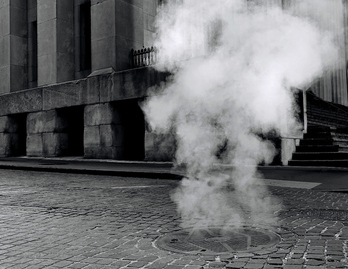 Una alcantarilla de Nueva York exhala el característico vapor de su calefacción urbana.