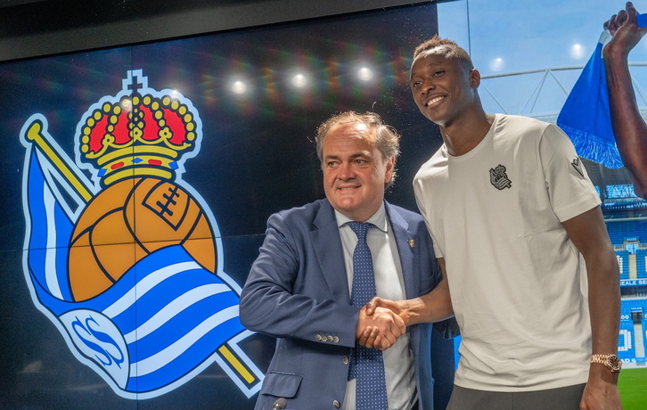 Jokin Aperribay y Umar Sadiq en la presentación del nigeriano tras firmar con la Real hasta 2028.