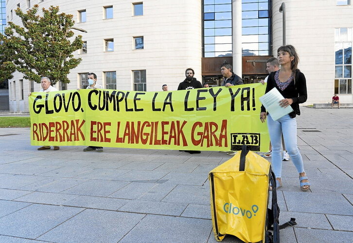 Glovok ez duela legea betetzen salatzeko elkarretaratzea egin zuen atzo LABek Iruñean.
