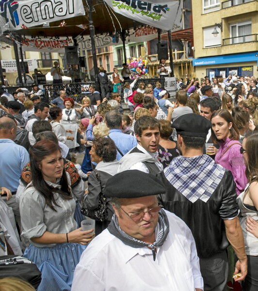Zarauzko plaza jendez leporaino.