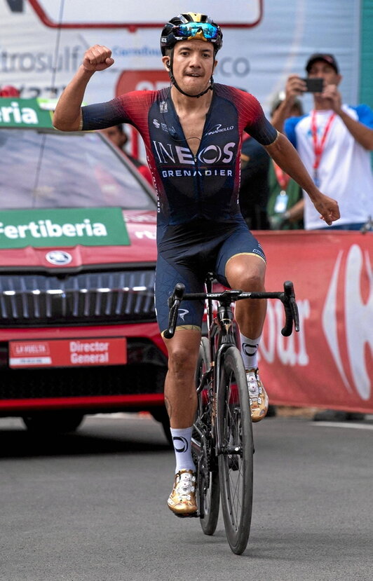 Carapaz celebra su victoria en Peñas Blancas.