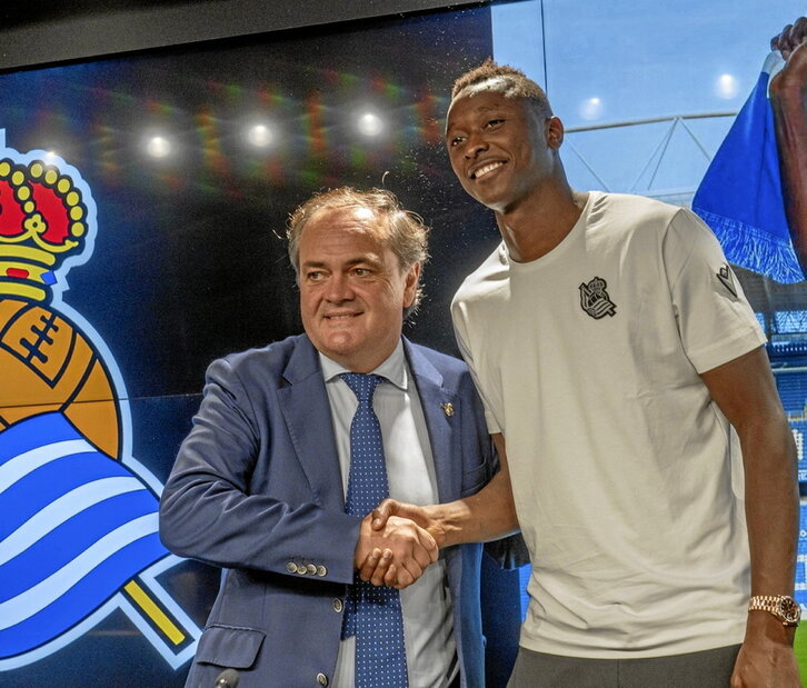 jokin Aperribay y Umar Sadiq en la presentación del nigeriano.
