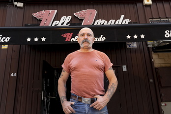 Juan Uriarte ante la icónica sala gasteiztarra. 