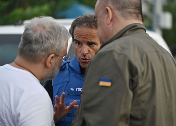 El jefe de la AIEA, Rafael Grossi, habla con el ministro ucraniano de Energía, German Galushenko, tras salir de la central.