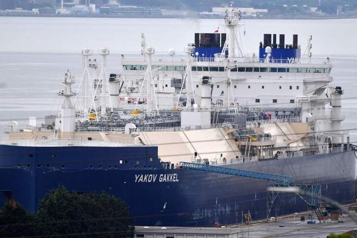El metanero Yakov Gakkel –nombre de un famoso oceanógrafo ruso–, que navega bajo bandera de Bahamas, en los astilleros del puerto bretón de Brest, este 1 de setiembre, para realizar labores de mantenimiento.