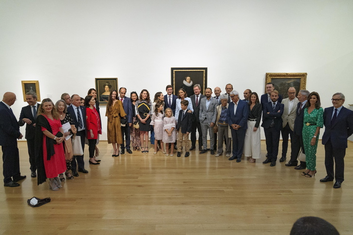 Sotatar ugari gerturatu da museora. Ministroarekin eta erakundeetako ordezkariekin, familia argazkian. 