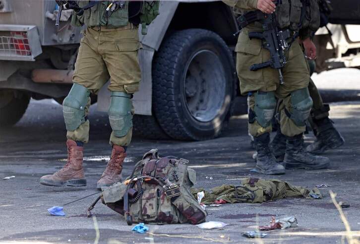 Soldados israelíes en la escena del ataque.