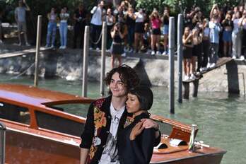 Timothee Chalamet y la actriz canadiense Taylor Russell, llegando al Lido.