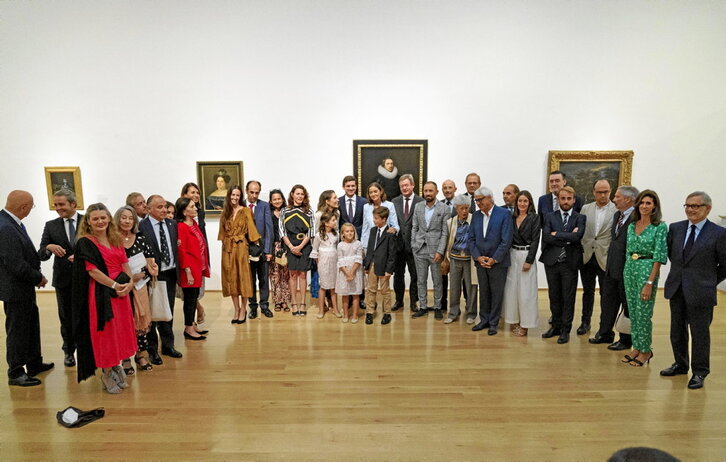 De la Sota sendiko kide ugari bildu zen museoan. Irudian, horiez gain, Maroto ministroa eta erakundeetako ordezkariak.