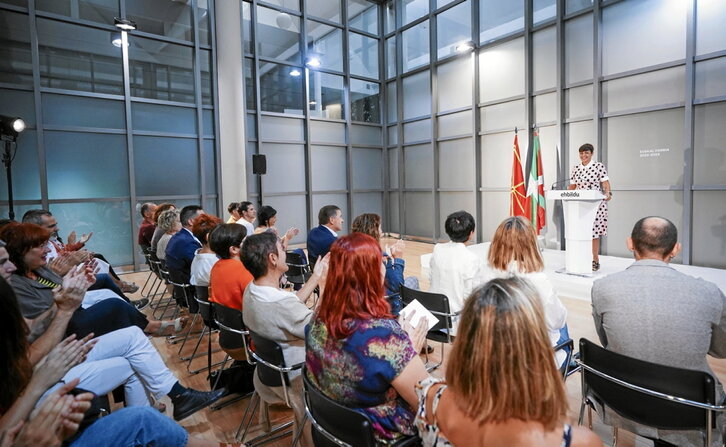 Antes que Arnaldo Otegi, en el acto intervino la concejala y candidata a la Alcaldía de Gasteiz, Rocío Vitero.