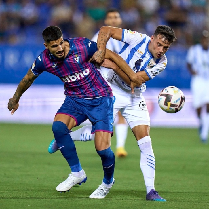 Berrocal y Arnáiz pelean por el balón durante el encuentro disputado esta noche en Butarque.
