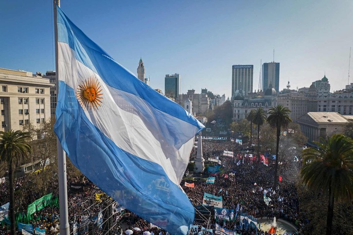 Vista aérea de Plaza de Mayo, en las movilizaciones tras el ataque contra Cristina Fernández.