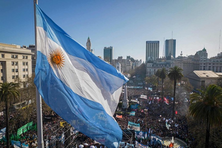 Vista aérea de Plaza de Mayo, en las movilizaciones tras el ataque contra Cristina Fernández. 