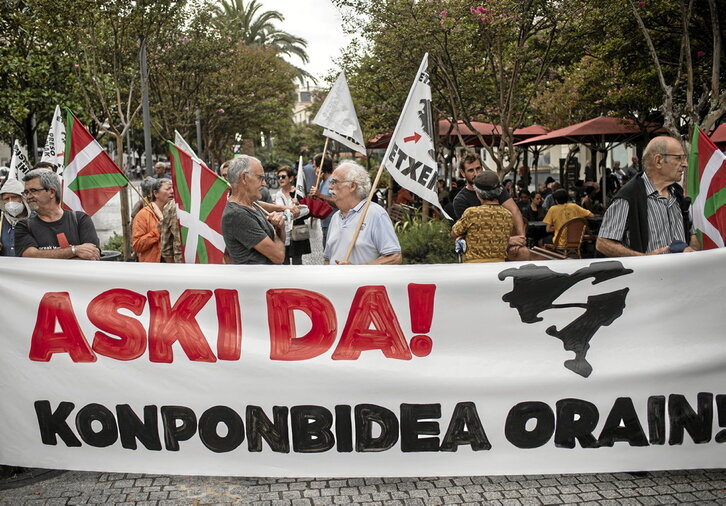 Una movilización pidió en Biarritz que se ponga fin a los procesos judiciales como el celebrado en París.