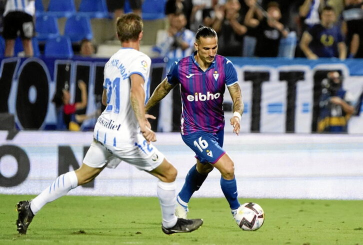 Ríos Reina, que no intervino demasiado en el juego en su segunda titularidad, centra el balón ante Miramón.