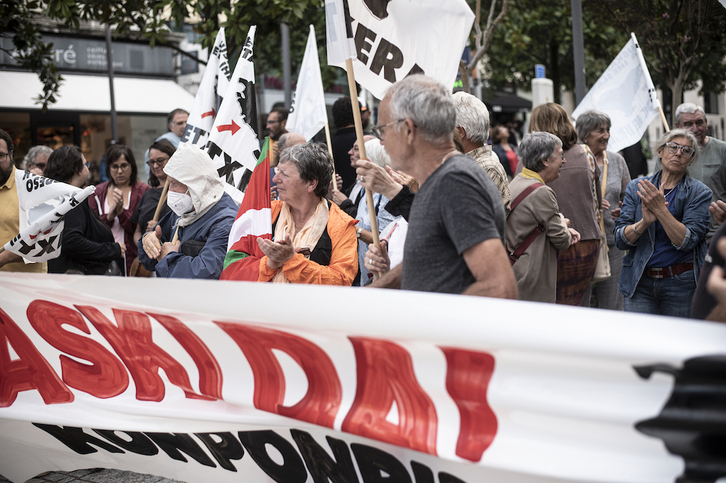 Una concentración pidió ayer en Biarritz que acaben los juicios y se avance en la solución de las consecuencias del conflicto.
