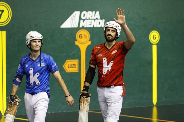 Endika Barrenetxea saluda al público al final del partido.