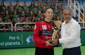 Olaia Luzuriaga posa con el trofeo del título de División de Plata. Luego, además, ha sido protagonista.