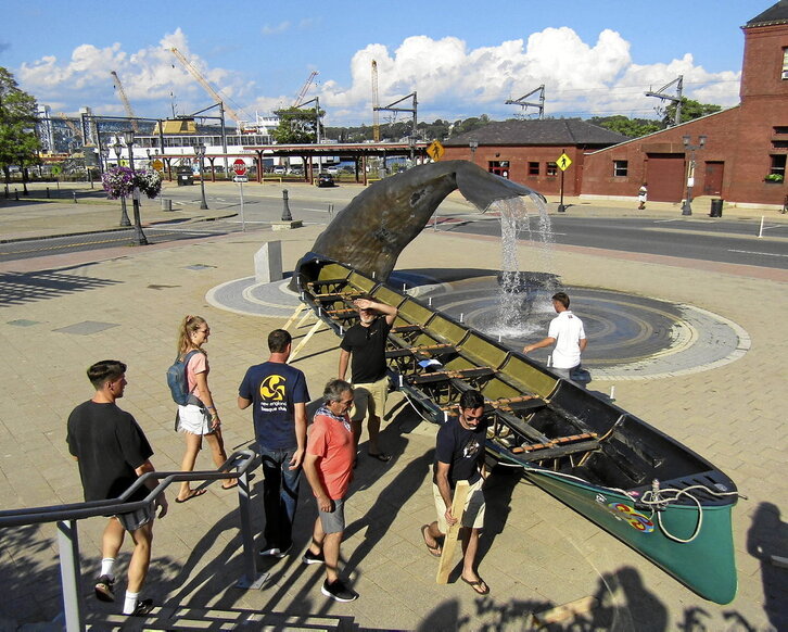 Balea-buztanaren eskulturaren ondoan traineru bat jarri zuten.