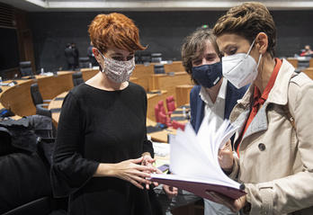 Bakartxo Ruiz, que cede el testigo a Laura Aznal, junto a Mikel Buil (Podemos) y María Chivite.
