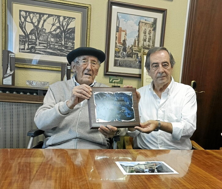 Luis Iriondo, ayer junto al alcalde de Gernika.