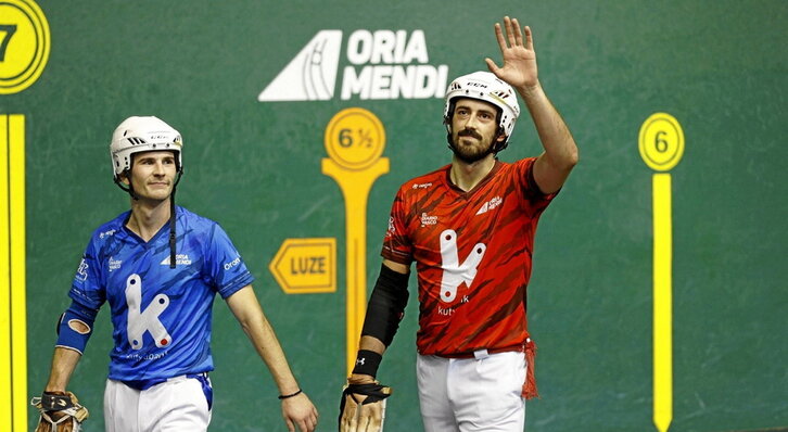 Barrenetxea saluda al público al término de la semifinal.