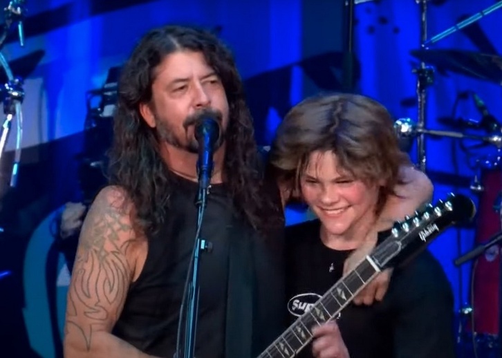 Dave Grohl Foo Fighters taldeko liderra Shane Taylor Hawkins zenaren semearekin.