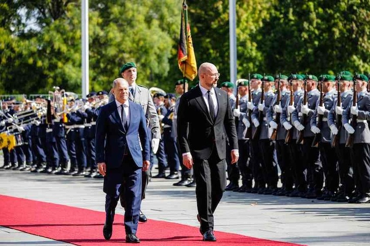 El canciller alemán con el primer ministro ucraniano, Denys Shmyhal.