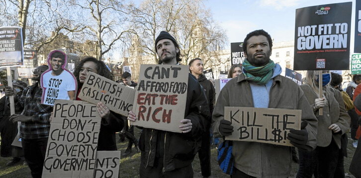 Soldata justua, arrazoizko fakturak, jateko aski eta bizitzeko itxurazko leku bat; horra luxu ez diren, denon eskubide diren, eskakizunen inguruan gorpuztu den kanpainaren ardatzak.