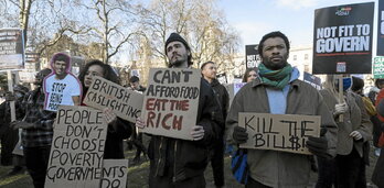 Soldata justua, arrazoizko fakturak, jateko aski eta bizitzeko itxurazko leku bat; horra luxu ez diren, denon eskubide diren, eskakizunen inguruan gorpuztu den kanpainaren ardatzak. Goian, izan diren protesten irudi bat.