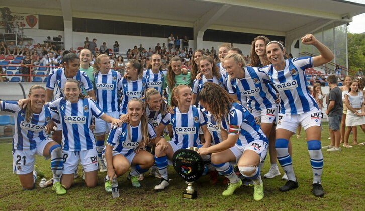 Las realistas celebran el triunfo. Debajo, Armengol controla el balón ante Iris Arnáiz.