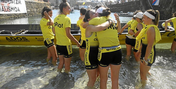 Oraindik emakumeen Kontxako Bandera erabaki gabe dagoen arren, atzo bederen Orioko neskek eraman zuten pozik handiena.